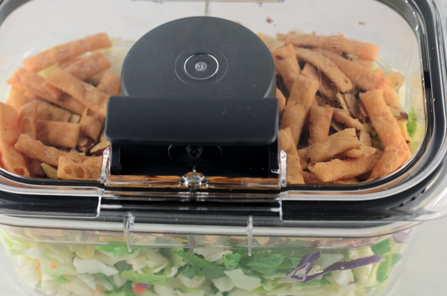 https://smartsavvyliving.com/wp-content/uploads/2017/09/Rubbermaid-BRILLIANCE-Salad-Snack-Set-Review-Picture-Microwave-Vent.jpg