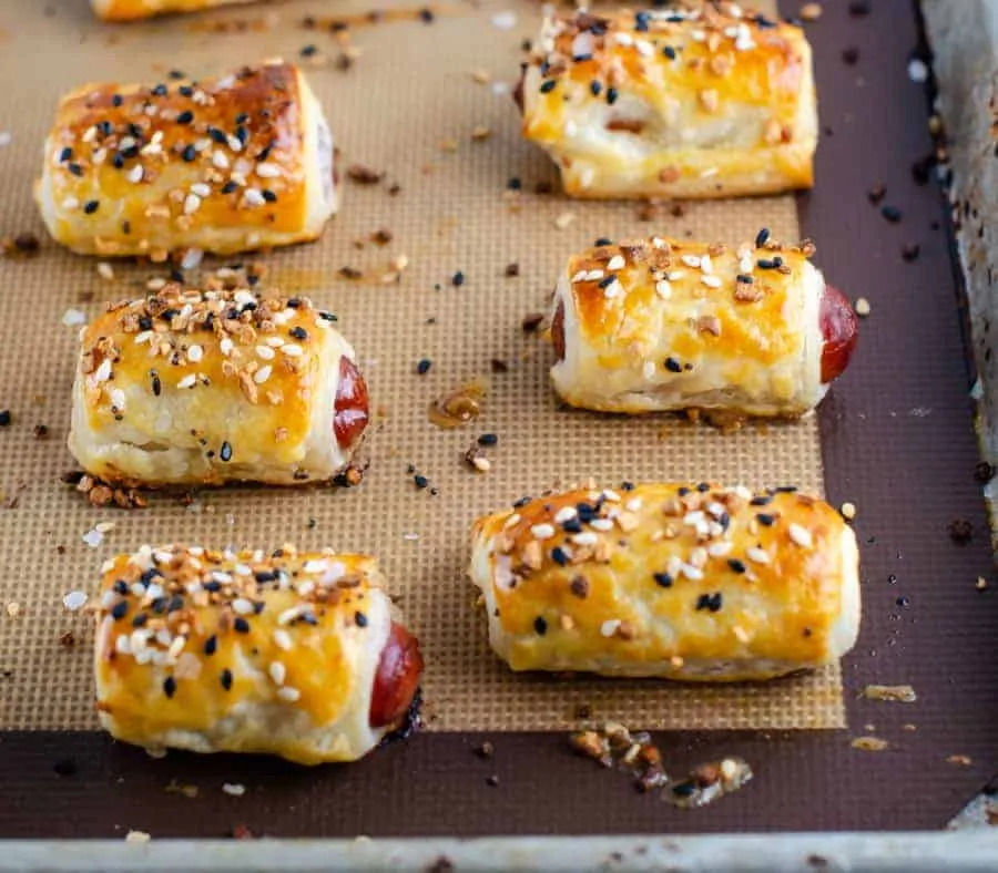 https://smartsavvyliving.com/wp-content/uploads/2019/12/Everything-Bagel-Pigs-In-A-Blanket-Recipe-baked-on-sheet-pan-1.jpg.webp