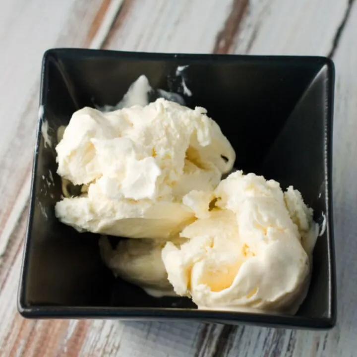 Black square bowl filled whit 3 scoops of no-churn vanilla ice cream